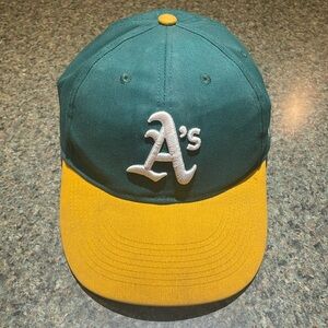 Oakland A’s adjustable MLB baseball hat.  Green yellow & white embroidered logo